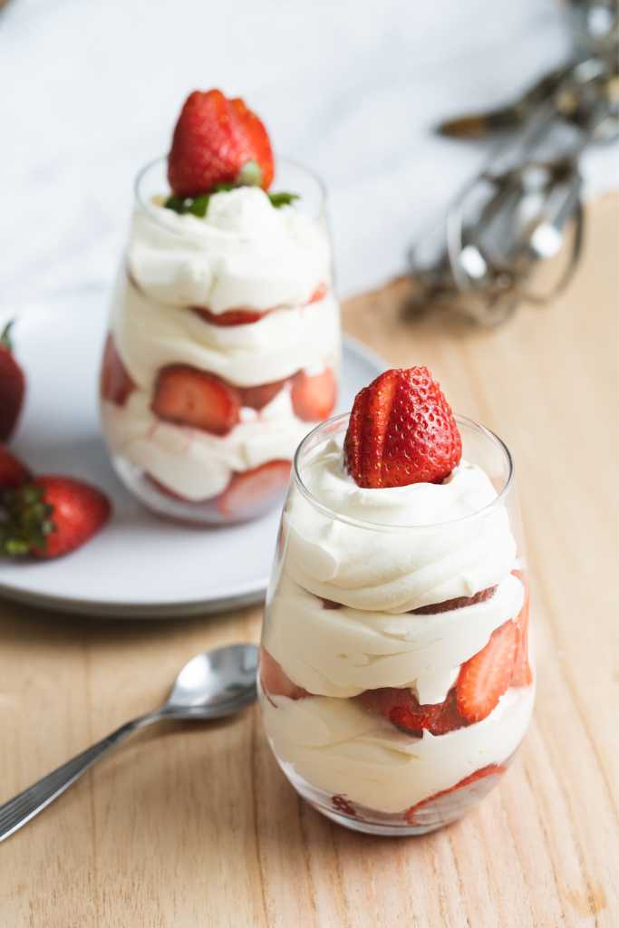 crema y frutillas